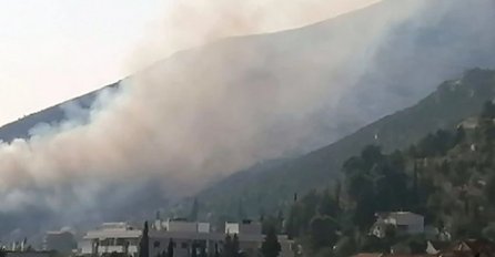 TEREN JAKO NEZGORAN: Požar u blizini Trebinja još uvijek aktivan, vjetar brzo širi plamen