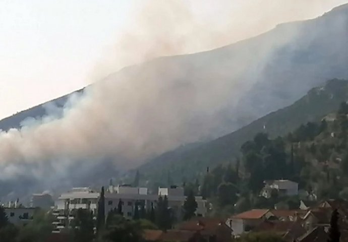 TEREN JAKO NEZGORAN: Požar u blizini Trebinja još uvijek aktivan, vjetar brzo širi plamen