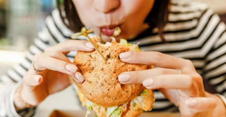 "Djevojka mi radi u restoranu brze hrane"