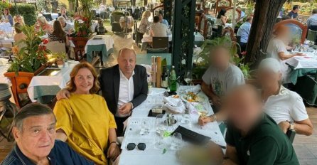 ZABORAVIO LJUPKU, GENERAL SIMIĆ U ZAGRLJAJU NOVE PJEVAČICE: Svi je dobro znate, SLIČNO GODIŠTE KAO I ON (FOTO)