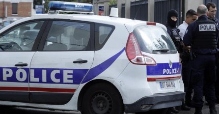 NIKO NIJE PRIŠAO DA POMOGNE: Napali djevojku na ulici jer je NOSILA SUKNJU: "Dvojica su me držala, a treći me je udario PESNICOM U LICE"