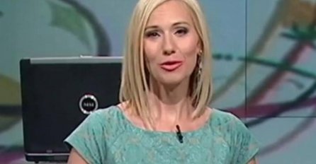 VODITELJKA SLAGALICE U NIKAD UŽOJ HALJINI: Gornji dio je skroz BEZ ODJEĆE, a tek da vidite šta se nalazi IZA NJE! (FOTO)