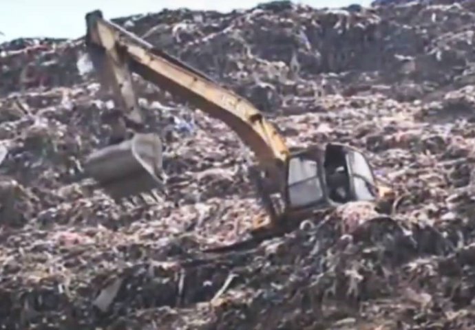 SPASIOCI  JE JOŠ UVIJEK TRAŽE : Djevojčica ostala zatrpana ispod smeća na deponiji, gdje je radila (VIDEO)