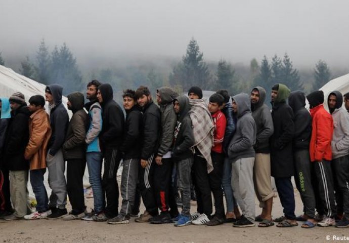ZATVOREN KAMP ZA MIGRANTE U BIHAĆU: Grupa krenula prema granici sa Hrvatskom, dio otišao u Sarajevo