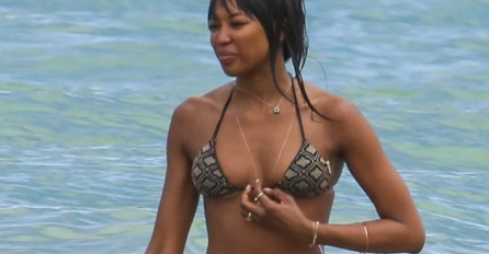 DA LI VJERUJETE DA OVA ŽENA IMA 50 GODINA? A tek da je vidite kad se skine u kupaći! Sva utegnuta, NEMA NI GRAM SALA, bez šminke i svi se okreću za njom