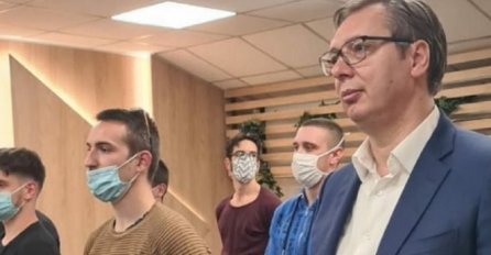 VUČIĆ DANAS KRENUO U ŠOKU, PA OBJAVIO SLIKU IZ ŠKOLSKE KLUPE: Ovo morate vidjeti, 1 DETALJ PARA OČI! (FOTO)