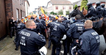 POLICIJU GAĐALI KAMENICAMA I FLAŠAMA Privedeno 150 demonstranata u Berlinu