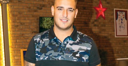 SAMO KOST I KOŽA Mnogi komentarišu da je pjevač PRETJERAO, Darko Lazić mršaviji od Marine  (FOTO)