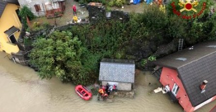 KATASTROFALNO NEVRIJEME! CIJELA PORODICA OSTALA POD ZEMLJOM: Odron zatrpao porodičnu kuću, VODA NOSI SVE PRED SOBOM