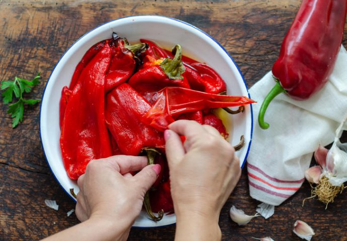 ŽENA OTKRILA TRIK KAKO DA BRZO NAPRAVITE ZMINICU: Evo kako da u samo jednom potezu ogulite pečene paprike!