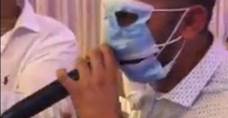 PJEVAČ STAVIO DVIJE MASKE NA GLAVU, A ONDA USLIJEDIO HAOS: Svi pobjesnili zbog ovog, VIDITE LI?