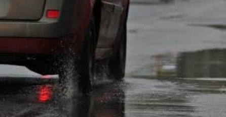 VOZAČI, SMANJITE GAS! U BiH mjestimično mokri i klizavi kolovozi