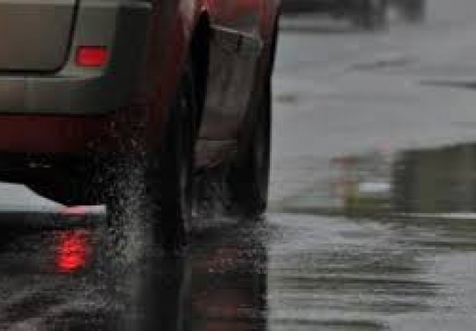 VOZAČI, SMANJITE GAS! U BiH mjestimično mokri i klizavi kolovozi