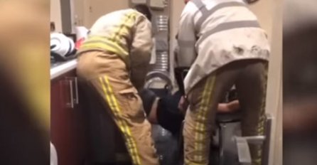 NESVAKIDAŠNJA SPASILAČKA MISIJA Studentkinju zaglavljenu u veš mašini "izvukli" vatrogasci (VIDEO)