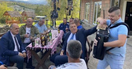 OVAKO DODIK SKUPLJA GLASOVE ZA IZBORE: Kiti harmonikaša, pije rakiju, A EVO KOJU PJESMU PJEVA (VIDEO)