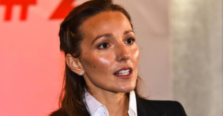 ZAR U OVO DOBA GODINE? JELENA ĐOKOVIĆ ŠOKIRALA STAJLINGOM U PARIZU: Svi gledali u OVAJ DETALJ na rukama (FOTO)