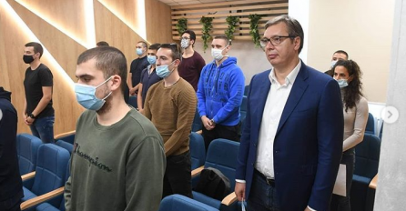 Vučić ustao na sastanku i odao počast albanskim žrtvama