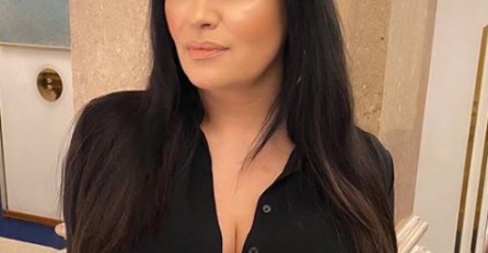 DANAS IMA NAJVEĆE GRUDI NA ESTRADI, A KADA VIDITE KAKO JE IZGLEDALA  SMIJAT ĆETE SE DANIMA: Procurila slika prije operacija, ŠTA JE OVO?