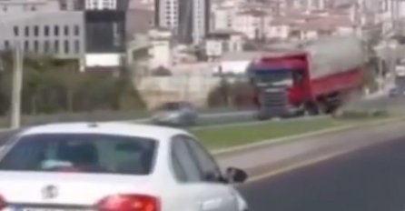 DRAMATIČAN SNIMAK Kamionu otkazale kočnice, nastao haos na putu (VIDEO)