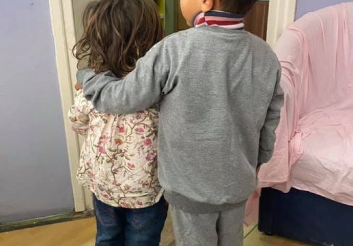 OVU SLIKU BRATA I SESTRE DANAS SVI U SRBIJI DIJELE: Srce će da vam pukne KAD PROČITATE - NE ODVAJAJU SE NI SEKUNDE (FOTO)