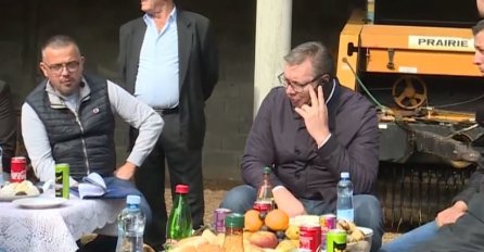 VUČIĆ DANAS SJEDIO NA RUČKU, KAD MU JE IZNENADA ZAZVONIO MOBITEL: Uozbiljio se, a onda je MJEŠTANIMA PRENIO VIJEST KOJU JE DOBIO (FOTO)