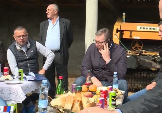 VUČIĆ DANAS SJEDIO NA RUČKU, KAD MU JE IZNENADA ZAZVONIO MOBITEL: Uozbiljio se, a onda je MJEŠTANIMA PRENIO VIJEST KOJU JE DOBIO (FOTO)