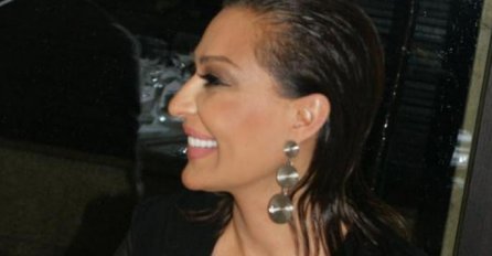 CECA USLIKANA NA JAHTI, OBUKLA MINIJATURNI KUPAĆI, SVE ISPALO IZ NJEGA: Kada se okrenula nastao ŠOK, CELULIT I STRIJE?! 