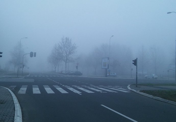 VOZAČI, BUDITE NA OPREZU Magla smanjuje vidljivost na putu
