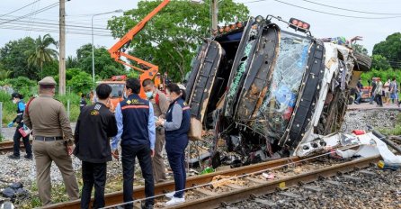 STRAVIČNA NESREĆA, VOZ UDARIO U AUTOBUS PUN PUTNIKA, PREKO 17 MRTVIH: Stigle prve informacije