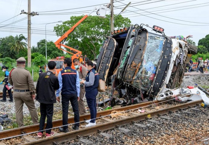 STRAVIČNA NESREĆA, VOZ UDARIO U AUTOBUS PUN PUTNIKA, PREKO 17 MRTVIH: Stigle prve informacije