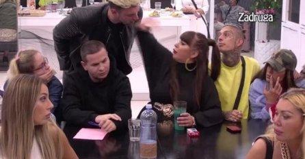 UDARACA POSRED LICA! DISKVALIFIKACIJA MOMENTALNA?! Zadrugari skočili, razdvajaju ih, KAMERE SNIMILE HAOS SINOĆ