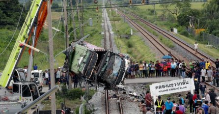 VELIKA TRAGEDIJA U sudaru autobusa i voza najmanje 17 žrtava