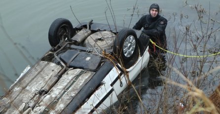 TEŠKA NESREĆA: Mladić i djevojka automobilom sletjeli u jezero!