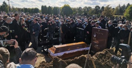 ONA SE POJAVILA NA BORINOJ SAHRANI, SVI GLEDAJU SAMO U NJU: Pojavila se sa cvijećem u ruci, SVI ZANIJEMILI KAD SU JE VIDJELI (FOTO)