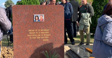 BORA UKOPAN PORED SVOJE ŽENE, A EVO KAKVU JE PORUKU UKLESAO NA NJEN GROB: Suze same teku, POTRESNE RIJEČI(FOTO)