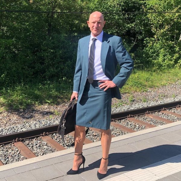 this-man-in-a-skirt-and-heels-is-breaking-taboos-questioning-standards-and-reinforcing-that-clothes-have-no-gender-5f87ee70aa9b6-880
