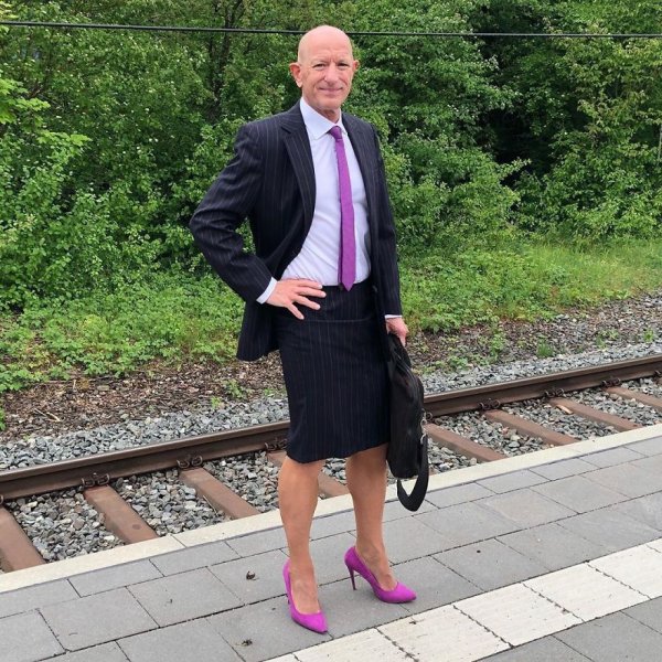 this-man-in-a-skirt-and-heels-is-breaking-taboos-questioning-standards-and-reinforcing-that-clothes-have-no-gender-5f87ee7439cc0-880