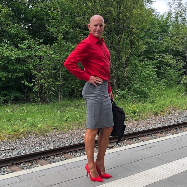 this-man-in-a-skirt-and-heels-is-breaking-taboos-questioning-standards-and-reinforcing-that-clothes-have-no-gender-5f87ee8489a71-880