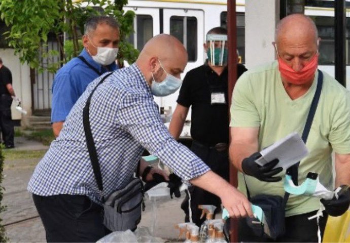 OD SUTRA OBAVEZNO NOŠENJE MASKI NA OTVORENOM U OVIM GRADOVIMA: Upravo objavljeno