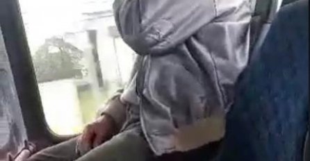 ODVRATNA SCENA IZ SARAJEVSKOG AUTOBUSA, POGLEDAJTE MU U RUKE: Ljudi se zgrozili, BJEŽALI KAO LUDI