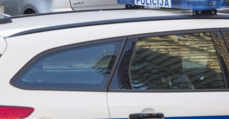 LOMILI SVE PO LOKALU Maskirani muškarci upali u kafić, PALICAMA PRETUKLI mladića (20)