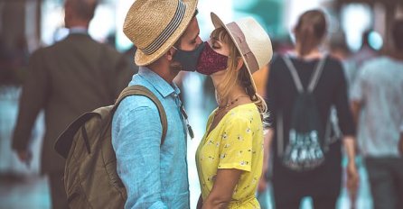 SVE ZBOG PANDEMIJE: Par kažnjen sa 400 eura jer se ljubio na ulici POLICIJA IH OKRUŽILA 