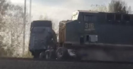 UŽASNA NESREĆA, VOZ RAZNIO KAMION U KOMADE: Stigle prve informacije