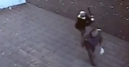 NAPAO PROFESORA S LEĐA, PA POBJEGAO Kamere snimile incidenta ISPRED ŠKOLE (VIDEO)