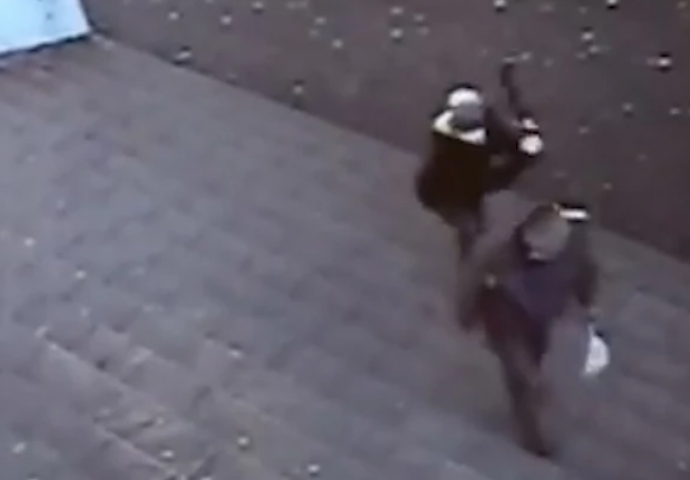 NAPAO PROFESORA S LEĐA, PA POBJEGAO Kamere snimile incidenta ISPRED ŠKOLE (VIDEO)