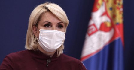 BALENCIAGA CIPELE, SKUPO ODIJELO - DARIJA KISIĆ STIGLA ISPRED NARODNE SKUPIŠTNE: Svi se utrkivali KO ĆE PRIJE DA USLIKA OVAJ PRIZOR