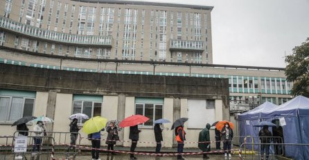 Zaraženi preminuli čekajući u redu da budu primljeni u bolnicu