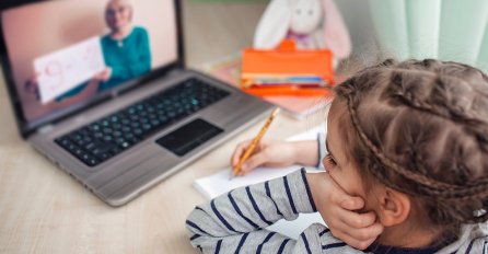 ĐACI "BJEŽE" I SA ONLAJN ČASOVA Prve provjere znanja dovele do problema, RODITELJI SE HVATAJU ZA GLAVU