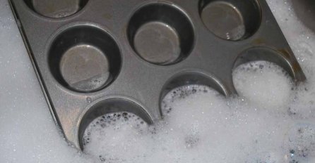 BEZ MUKE: Očistite prljavi kalup za muffine na jednostavan način - ZAGRIJTE PEĆNICU I DODAJTE OVAJ SASTOJAK