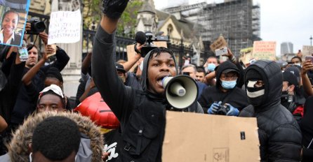 AMERIKA PONOVO NA NOGAMA Policajac usmrtio crnog tinejdžera i ranio njegovu djevojku (VIDEO)